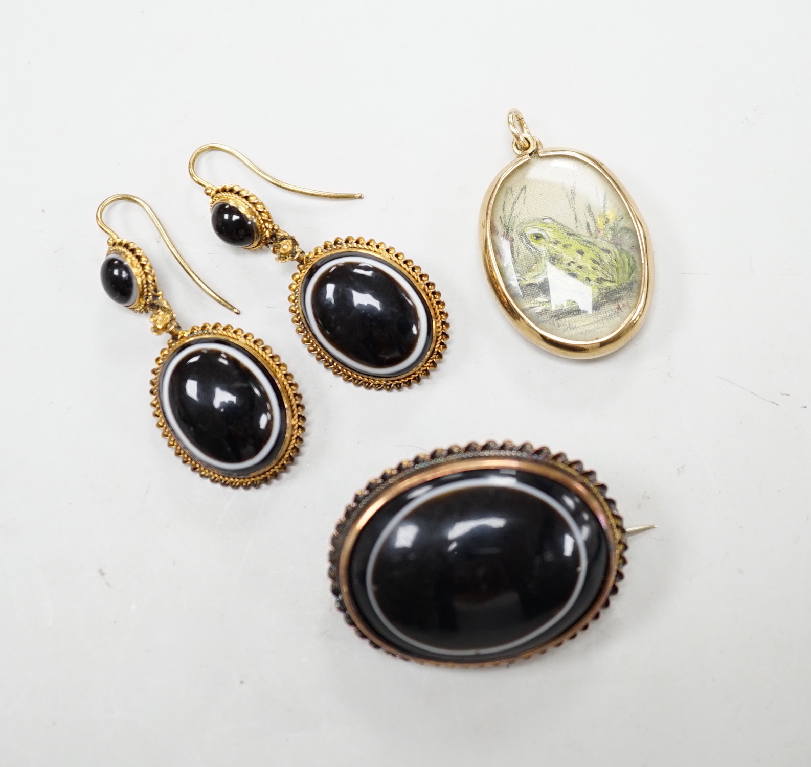 A pair of Victorian yellow metal and banded agate set drop earrings, overall 41mm, a similar brooch and a modern 9ct gold mounted oval pendant, containing a picture of a frog.
